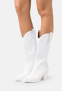 Jeffrey Campbell DAGGET - Kovbojské/motorkárske čižmy - white