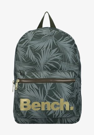 Zielony plecak z ciemnym wzorem liści, przednia kieszeń na zamek oraz dużym złotym logo "Bench." na kieszeni.