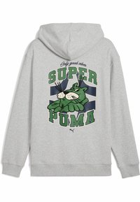 Grå hættetrøje med et stort grafisk motiv af et grønt katteansigt, "SUPER PUMA" og teksten "Only good vibes" i mørkegrønne og sorte detaljer.