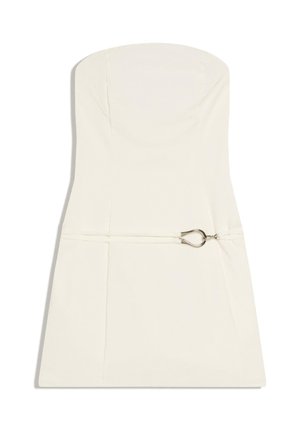 Biely krátky šaty bez ramienok s priliehavým strihom a tenkým opaskom s striebornou prackou v tvare kvapky na páse.