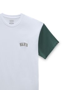Kurzarm-T-Shirt mit weißem Körper und dunkelgrünen Ärmeln, versehen mit einem kleinen gestickten "VANS"-Logo auf der linken Brustseite.