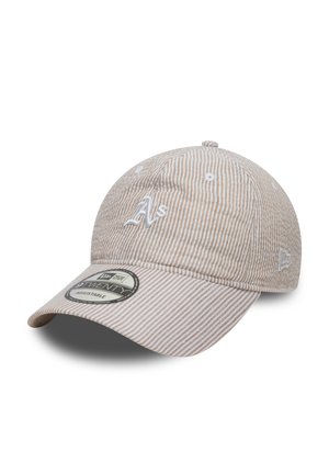 Beige en wit gestreepte verstelbare baseballcap met gebogen klep en geborduurd "A's" logo aan de voorkant.