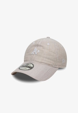 Casquette de baseball réglable à rayures beige et blanches avec une visière incurvée et le logo "A's" brodé à l'avant.