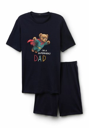 Navyblaues Kurzarmhemd und Shorts Set mit einem fliegenden Teddybär in Brille und Umhang sowie dem Text "Ich bin ein Superhelden-Papa" auf dem Hemd.