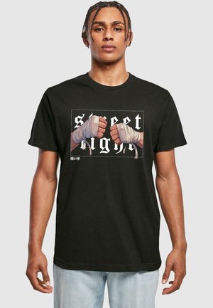 Sort bomulds T-shirt med et grafisk design af to indhyllede næver og ordet "street" i stiliseret hvid skrift.