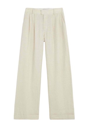 Pantalones crema de pierna ancha con pliegues, trabillas para cinturón, bolsillos laterales y cierre frontal oculto.