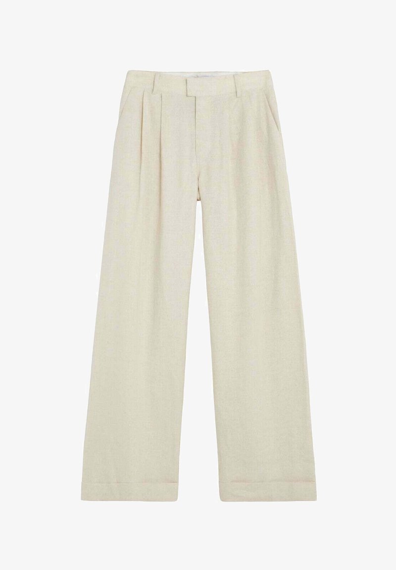 Pantalones crema de pierna ancha con pliegues, trabillas para cinturón, bolsillos laterales y cierre frontal oculto.