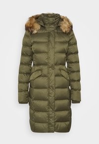 Cappotto imbottito verde oliva con cappuccio foderato in pelliccia, chiusura con bottoni a pressione, due tasche frontali e polsini a coste. Presenta un design trapuntato.