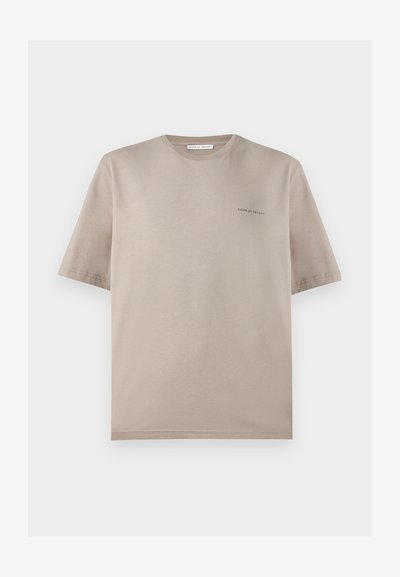 Μπεζ κοντομάνικο μπλουζάκι με στρογγυλή λαιμόκοψη και μικρό λογότυπο «Tiger of Sweden» στο αριστερό μέρος του στήθους, απεικονίζεται σε λευκό φόντο.