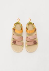 Tofargede sandaler med en beige gummisåle, justerbare stropper i pastellrosa, grønn og oransje, samt brune lærdetaljer.