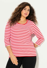 Gestreiftes rot-weißes Langarmshirt mit Rundhalsausschnitt und Dreiviertelärmeln. Weicher Stoff und lockere Passform.