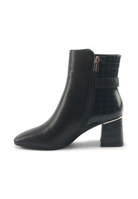 Mustad mustsa nahaga tekstuuri ja krokodillimustriga ankle boots. Omab teravat varvast, külgset tõmblukku ja plokk-kanna, millel on metalliline aktsent.