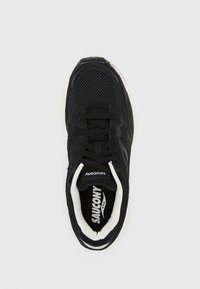 Zapatilla atlética de malla negra y ante con una media suela blanca, punta redondeada, cordones planos y lengua con marca. Cuenta con perforaciones para ventilación.