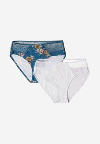 Pakiet dwóch par damskich majtek. Jedne w niebieski kwiatowy wzór z koronkowym wykończeniem; drugie gładkie białe z koronkowymi akcentami. Tkanina z mieszanki bawełny.