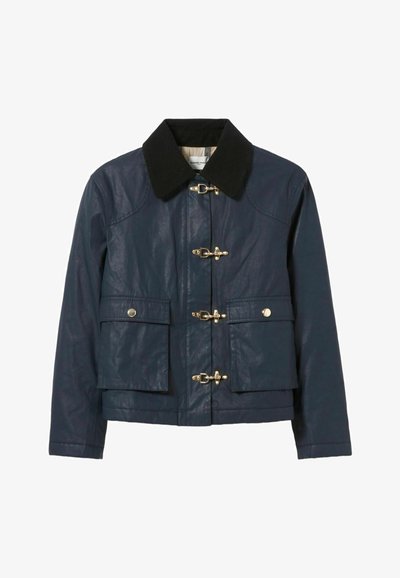 Giacca di pelle blu navy con collo in velluto a coste, hardware dorato e due tasche frontali. Presenta un design corto e chiusure a toggle.