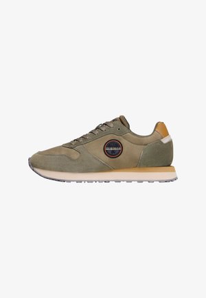 Sneaker verde oliva in suede e mesh, presenta un patch rotondo con logo, accenti beige chiaro e una suola in gomma con battistrada.