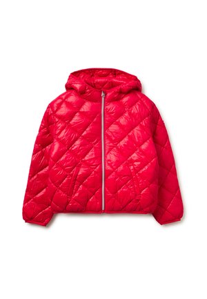 Rode doorgestikte pufferjas met capuchon, ritssluiting aan de voorkant en twee zijzakken, plat weergegeven op een witte achtergrond.