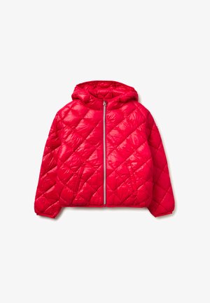 Czerwona pikowana kurtka puchowa z kapturem, przednim zamkiem błyskawicznym i dwoma bocznymi kieszeniami, ułożona płasko na białym tle.