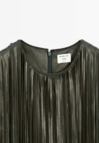 Zwarte leren jurk met verticale franjes, ronde halslijn en een ritssluiting aan de achterkant met een zichtbaar Massimo Dutti Studio-label.