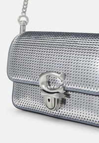 Srebrna metaliczna torebka z teksturowanym wzorem łuski, z zapięciem na klamrę i łańcuszkowym paskiem. Gładkie wykończenie z zaokrąglonymi krawędziami.