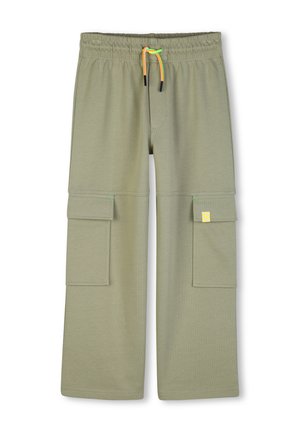 Lichtgroene cargobroek met elastische tailleband, neonoranje en groene koordjes, en grote klepzakken op beide benen.