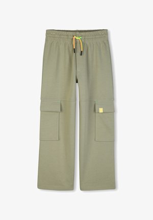 Lichtgroene cargobroek met elastische tailleband, neonoranje en groene koordjes, en grote klepzakken op beide benen.