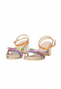 Sandali con tacco a blocco multicolore presentano cinturini metallici in rosa, verde e blu, con una base dorata e dettagli con fibbia.