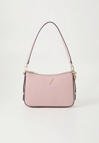 Roze synthetische handtas met een gebogen vorm, zwarte afwerking en gouden beslag. Voorzien van een voorlogo en een enkele schouderriem.