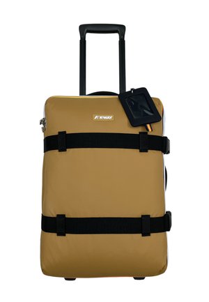 Valigia marrone chiaro con ruote, cinghie nere, manico telescopico e targhetta nera per bagagli con finestra trasparente per identificazione.