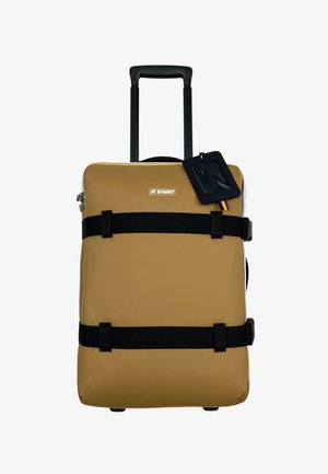 Valigia marrone chiaro con ruote, cinghie nere, manico telescopico e targhetta nera per bagagli con finestra trasparente per identificazione.