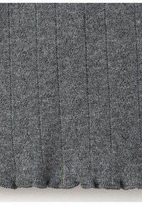 Tissu tricoté gris avec côtelette verticale et motifs ajourés décoratifs subtils, avec un bord légèrement festonné en bas.
