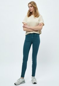 Desires DELOLA GARMENT DYE MIDWAIST - Džíny Slim Fit - atlantic deep