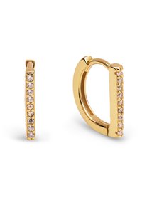 Boucles d'oreilles créoles en or avec une ligne verticale de petites pierres transparentes sur un côté, dotées d'une finition lisse et polie ainsi que de bords arrondis.