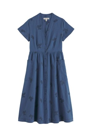 Robe bleue longueur genoux avec manches courtes, col en V, boutonnée sur le devant, poches latérales et motifs floraux brodés subtils.