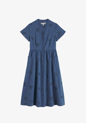 Robe bleue longueur genoux avec manches courtes, col en V, boutonnée sur le devant, poches latérales et motifs floraux brodés subtils.