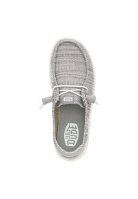 Zapato slip-on tejido en gris con un upper texturizado, cordones elásticos y una suela de goma blanca. Cuenta con una plantilla acolchada y el logo de la marca.