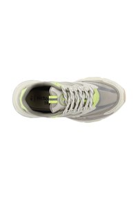 Zapatilla deportiva gris y blanca con parte superior de malla, acentos en verde neón, superposiciones texturizadas y suela ligera, con diseño de cordones.
