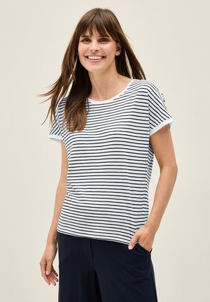 T-shirt rayé avec une base blanche et des rayures horizontales navy, col rond, manches courtes et tissu doux pour le confort.