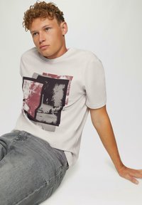 QS MIT FRONTDRUCK - T-shirt print - hellgrau