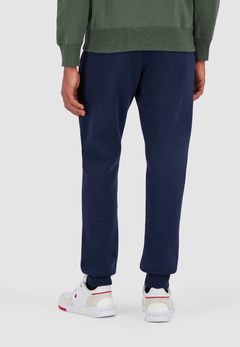 Herren Trainingsanzüge | Champion Rochester Jogginghose navy blue/blau - CC19372 Herren Trainingsanzüge | Champion Rochester Jogginghose navy blue/blau - CC19372