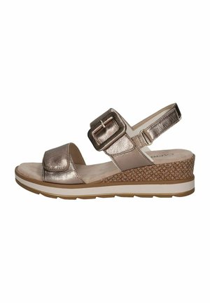 Metallisch bronze Wedge-Sandalette mit breitem Riemen und verstellbarem Schnallenverschluss. Strukturiertes, gewebtes Detail auf dem Keil, offene Zehen und weiche Fußbett.