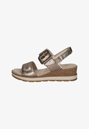 Metallisch bronze Wedge-Sandalette mit breitem Riemen und verstellbarem Schnallenverschluss. Strukturiertes, gewebtes Detail auf dem Keil, offene Zehen und weiche Fußbett.