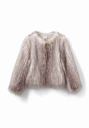 Veste courte en fausse fourrure beige clair avec des rayures horizontales, texture douce et manches trois-quarts. Encolure ronde et sans fermeture.