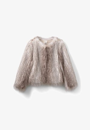 Kratka jakna iz umetnega krzna v svetlo bež barvi z vodoravnimi črtami, mehkega otipa in rokavi do tri četrtine. Okrogla ovratnica in brez zapiral.