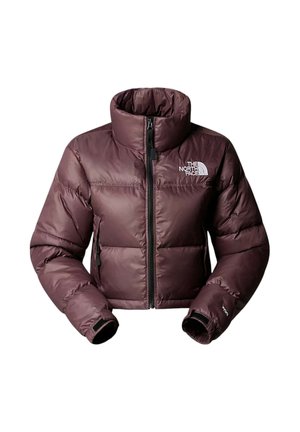 Giacca imbottita color bordeaux con collo alto, chiusura lampo e polsini elasticizzati. Presenta pannelli cuciti diagonalmente e logo sul petto.