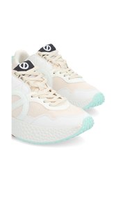 Sneakers con una toma in rete beige chiaro, accenti in pelle bianca e una suola in gomma verde menta. Presentano un logo nero sulla linguetta.