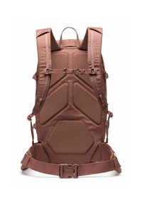 Sac à dos en rose pâle, fabriqué en tissu texturé. Il dispose de bretelles rembourrées, de boucles réglables et d'un design hexagonal sur le panneau arrière.