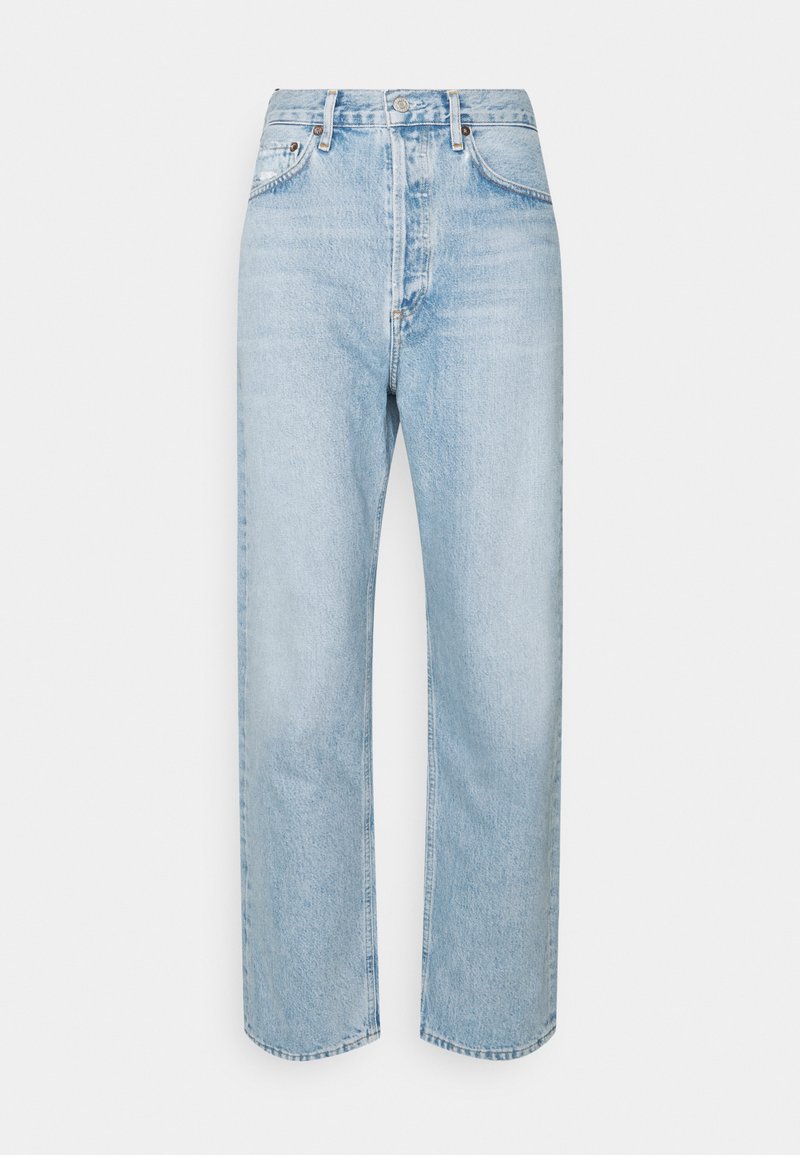 Ανοιχτό μπλε τζιν παντελόνι με ίσια γραμμή, ψηλή μέση, πέντε τσέπες και ελαφρώς ξεθωριασμένη υφή. Μεταλλικό κουμπί στο κλείσιμο της μέσης.