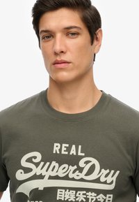 Superdry & Co - T-shirt z nadrukiem