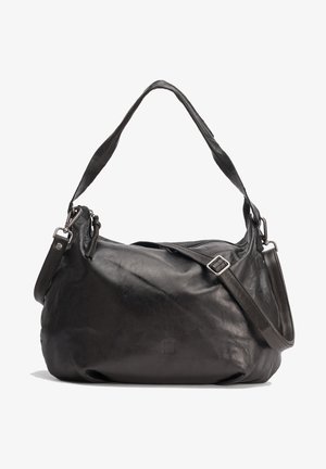 Zwarte leren handtas met een scherpe textuur, ronde vorm en een enkele schouderriem. Voorzien van een ritssluiting en een verstelbare crossbody-riem.